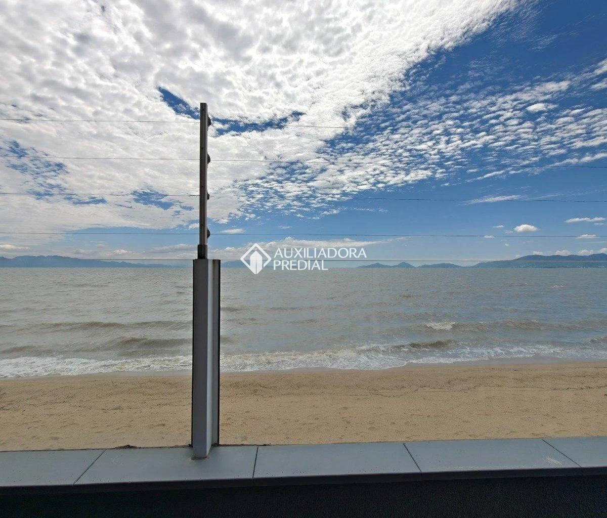 Water view in a 4-bedroom house, 320 m² — photo 19