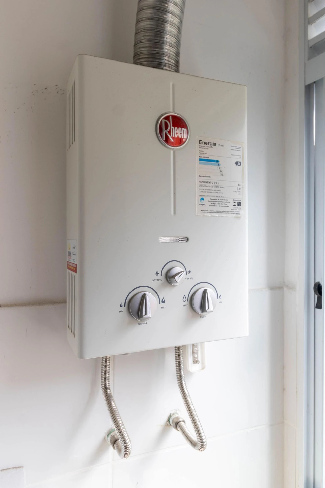 Apartamento com 2 quartos e cozinha aberta com armários