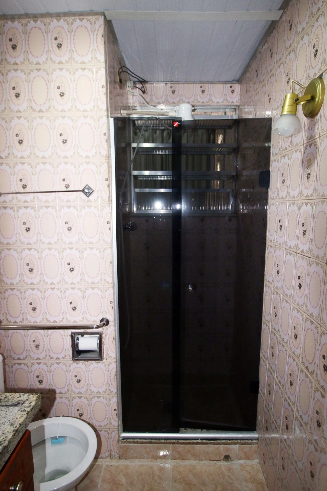 Furnished 2-bedroom apartment with 1 bathroom and glass shower — photo 24