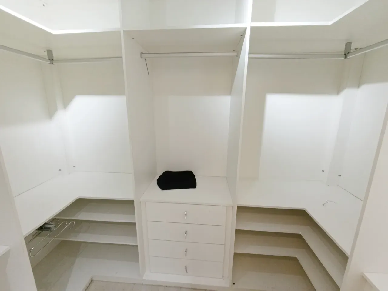 Apartamento com cozinha fechada e 4 banheiros — photo 31