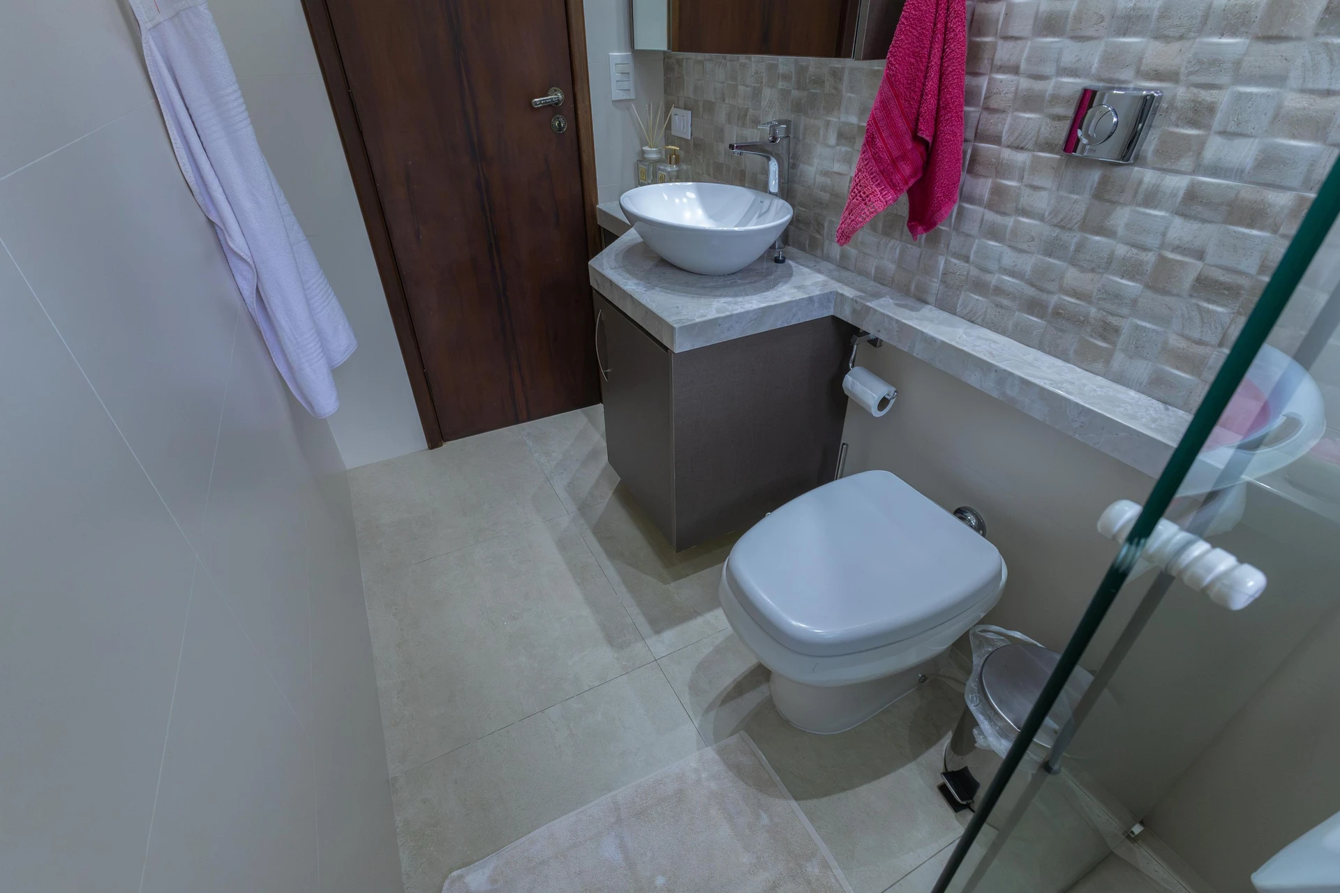 Bathtub in a 3-bedroom house, 180 m² — photo 38