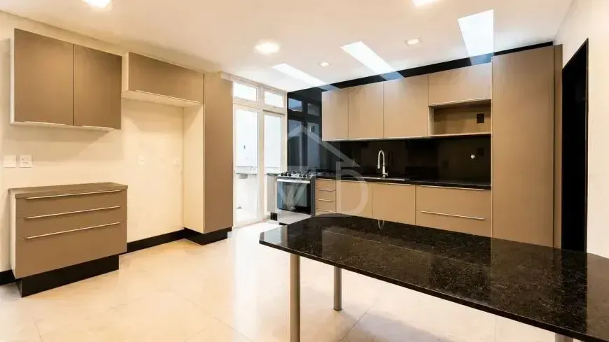 House with 4 bedrooms and 5 bathrooms, 360 m² — photo 2