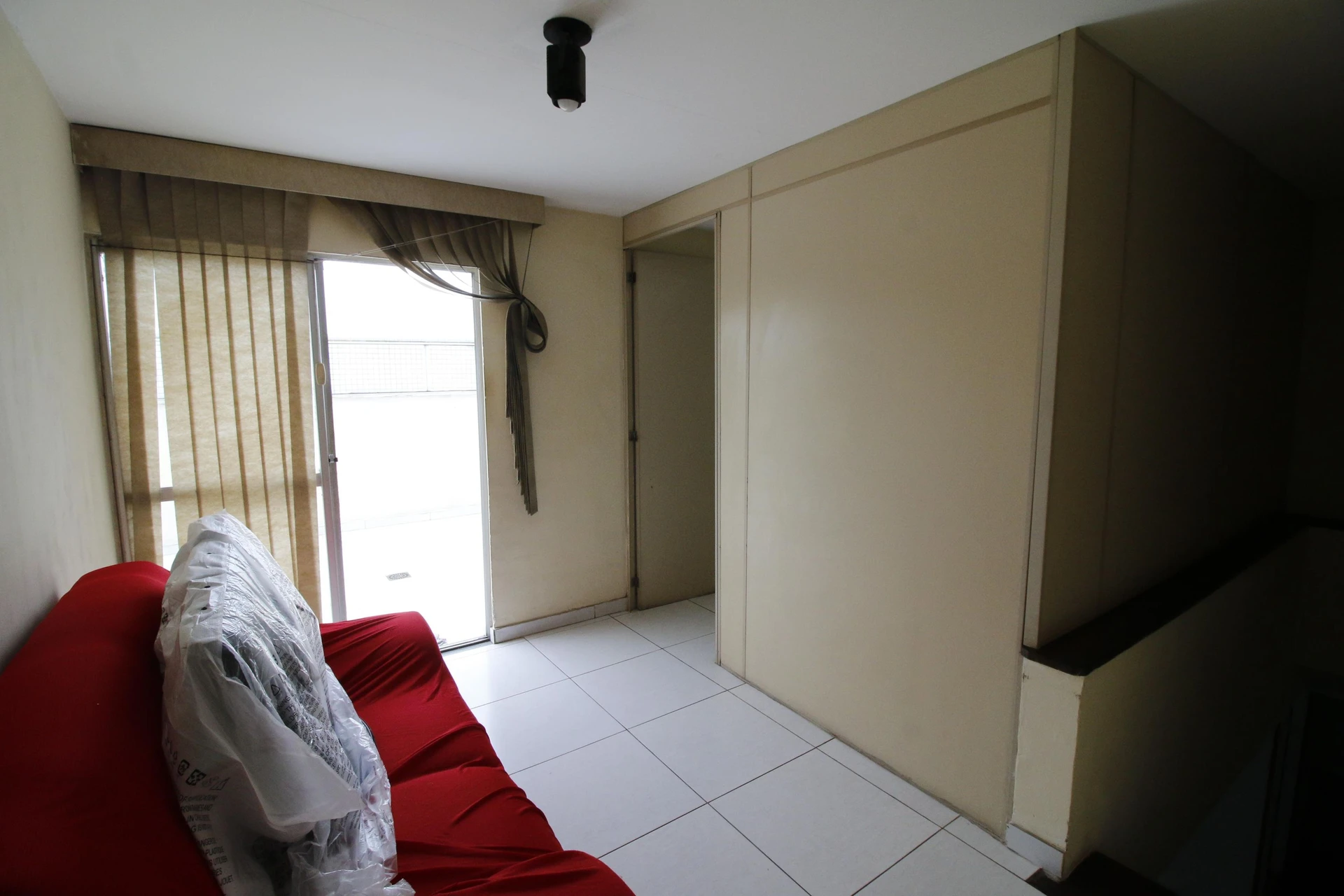 Balcony with a grill in a 3-bedroom apartment, 128 m² — photo 38