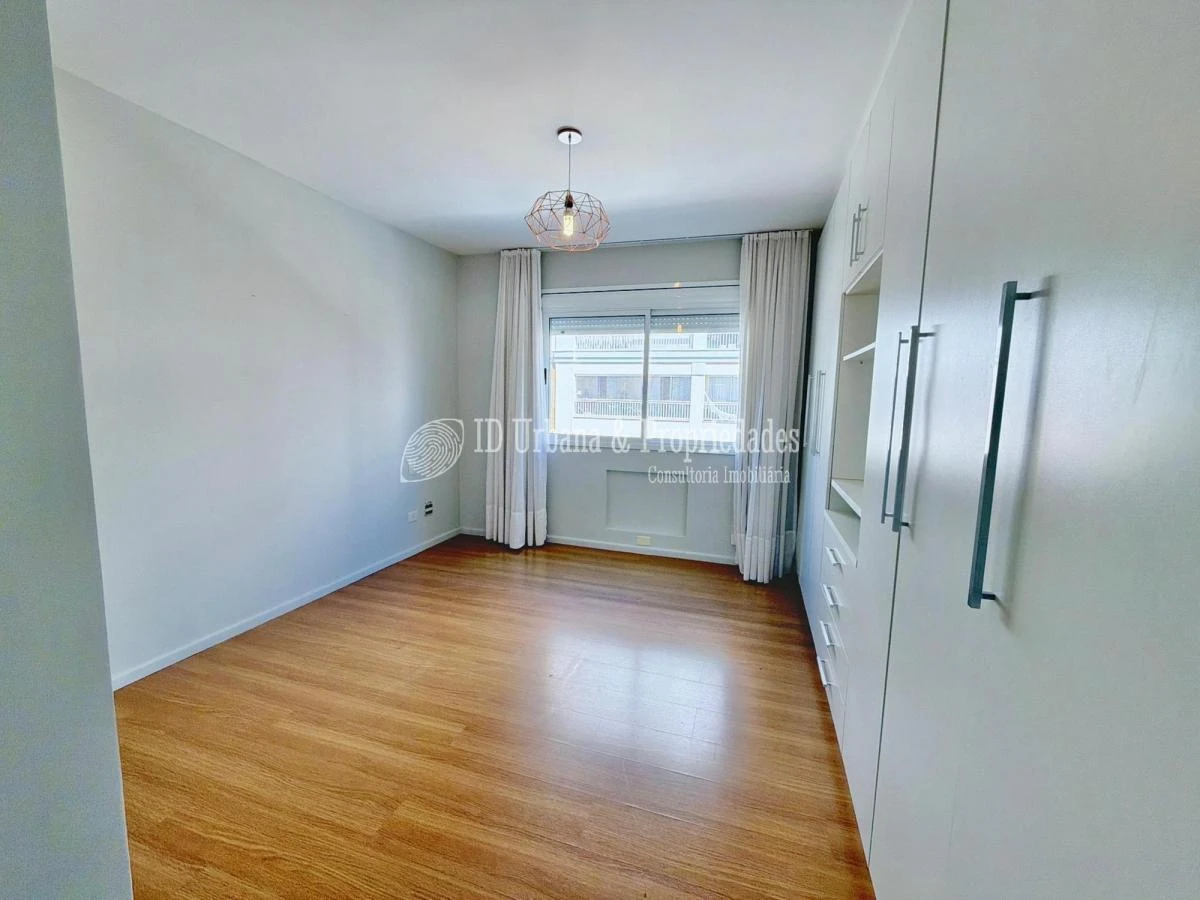 3-bedroom apartment in a building with a pool — photo 24