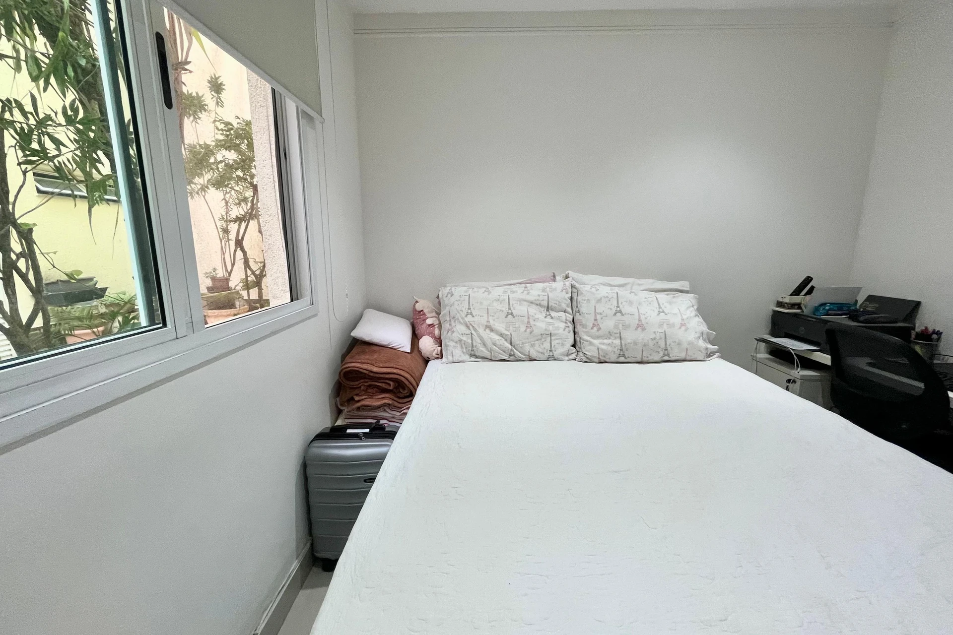 Furnished 1-bedroom apartment with pet-friendly policy — photo 5