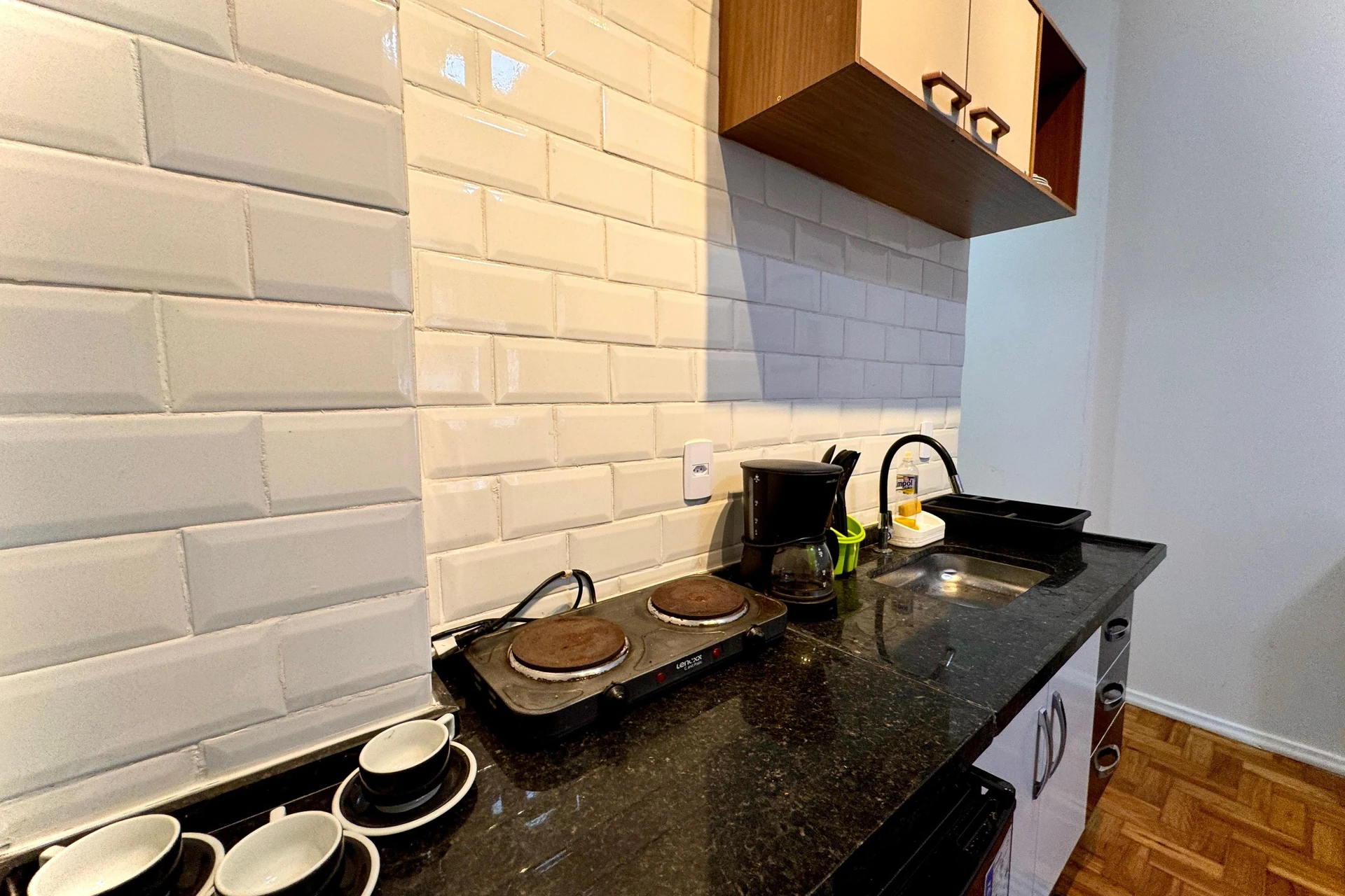 Furnished 1-bedroom apartment with pet-friendly policy — photo 4
