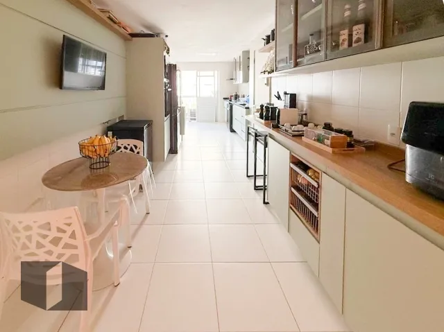 Unfurnished apartment with 4 bedrooms and open-plan kitchen — photo 27