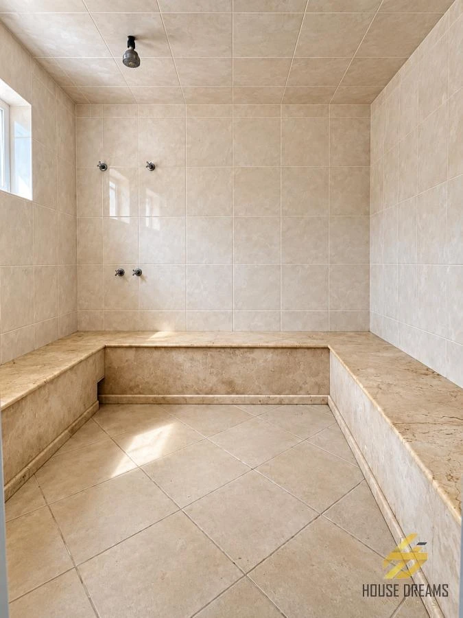 344 m² apartment with a walk-in closet and a bathtub — photo 12