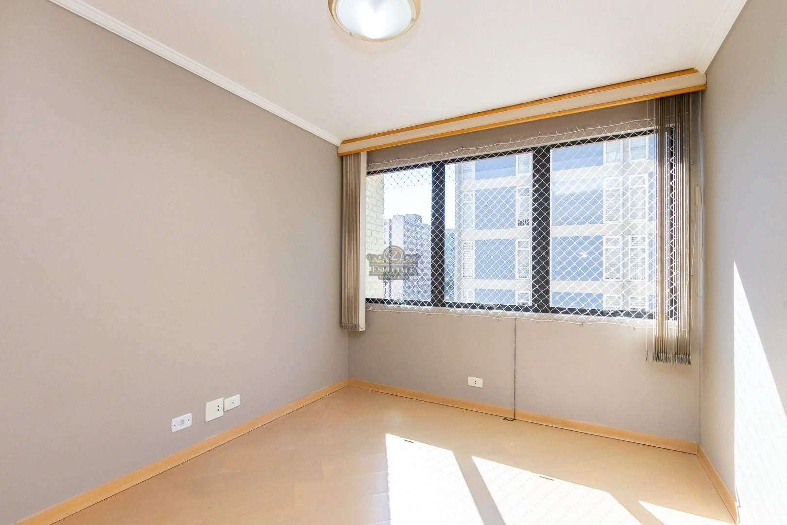 Wood or laminate floors in a 3-bedroom apartment, 86 m² — photo 8