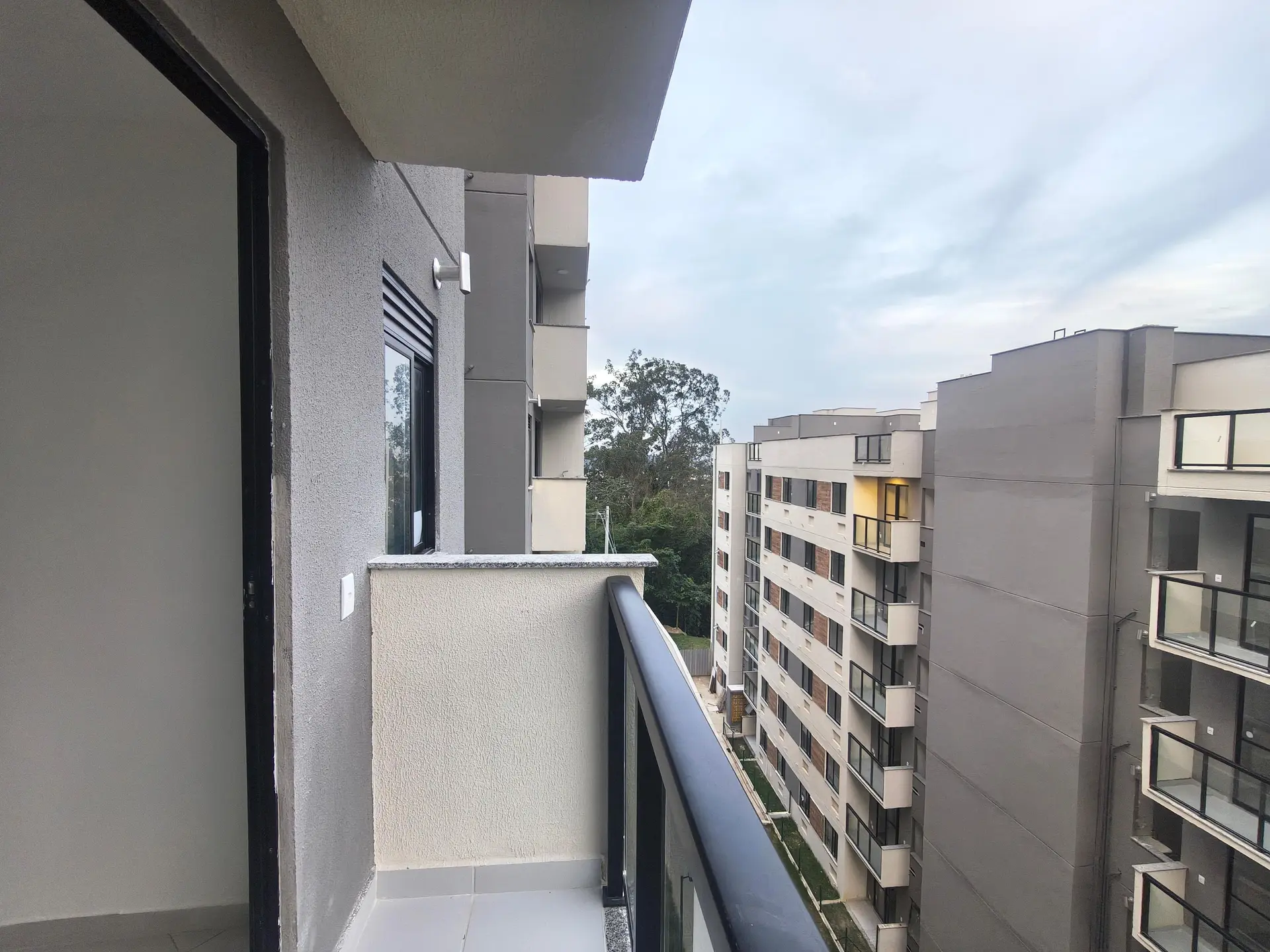 2-bedroom apartment with balcony and glass-enclosed shower — photo 6
