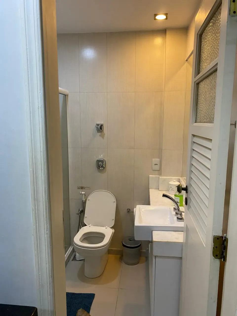 Furnished apartment with glass shower and electric showerhead — photo 8