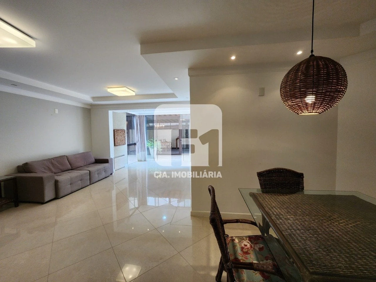 Rental apartment with 4 bedrooms and 5 bathrooms — photo 2