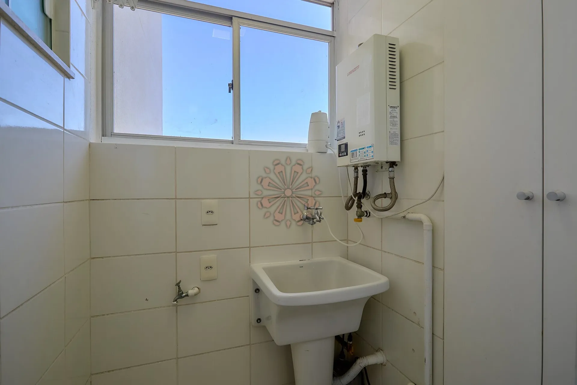 Furnished apartment, 68 m², with a glass-enclosed balcony — photo 15