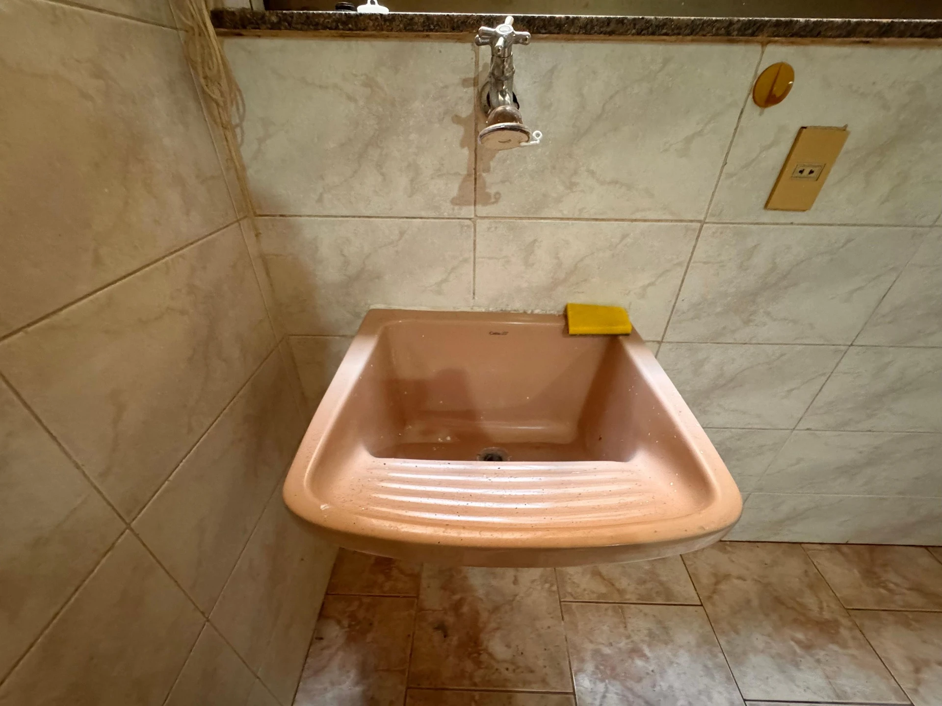 Unfurnished 3-bedroom apartment with enclosed balcony — photo 25