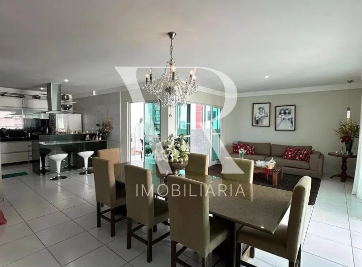 Top-floor apartment with 4 en-suites and 290 m²