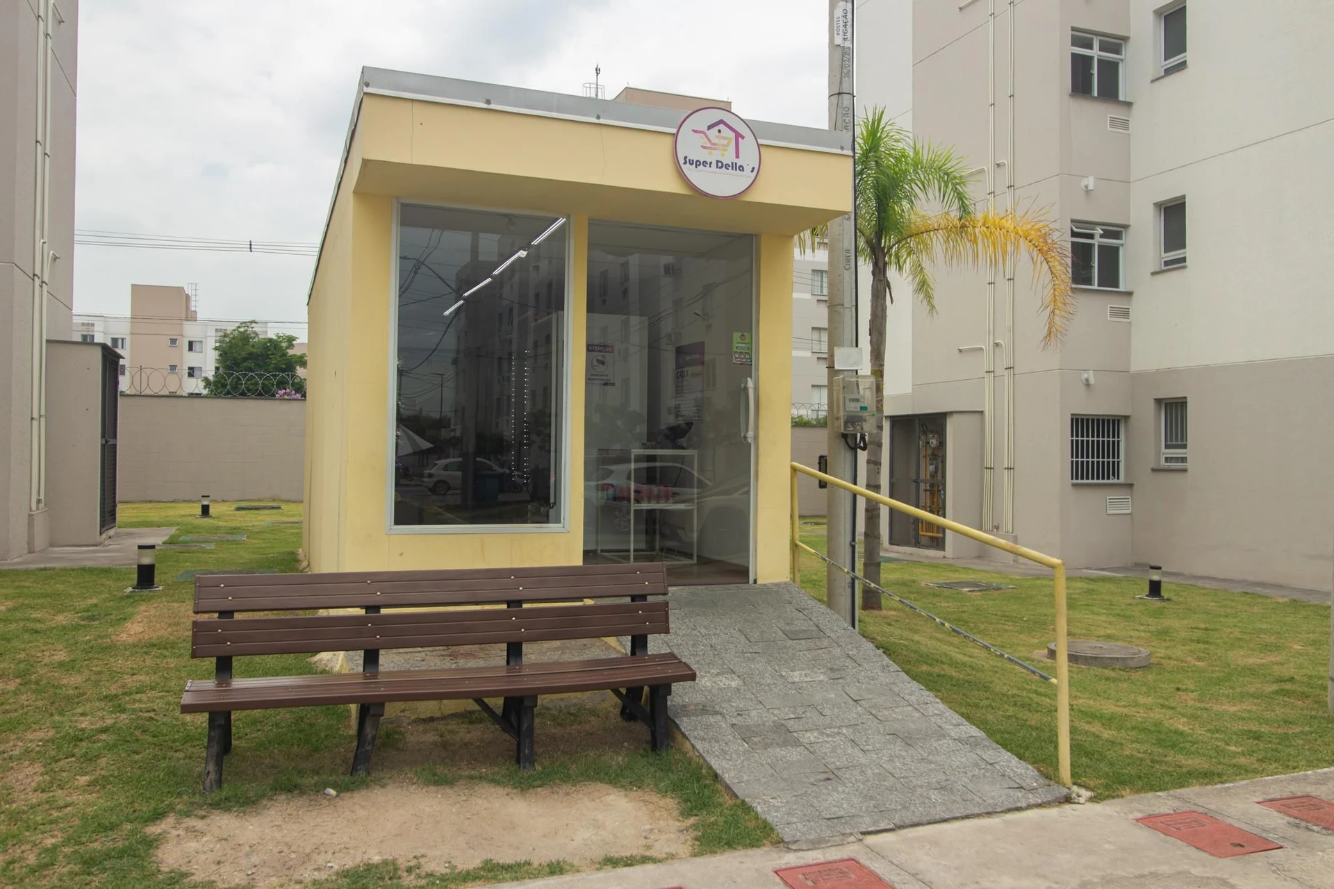 Apartamento com 2 quartos e box de vidro no banheiro — photo 37