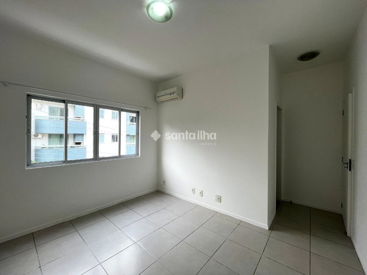 Balcony with a grill in a 2-bedroom apartment, 74 m² — photo 16
