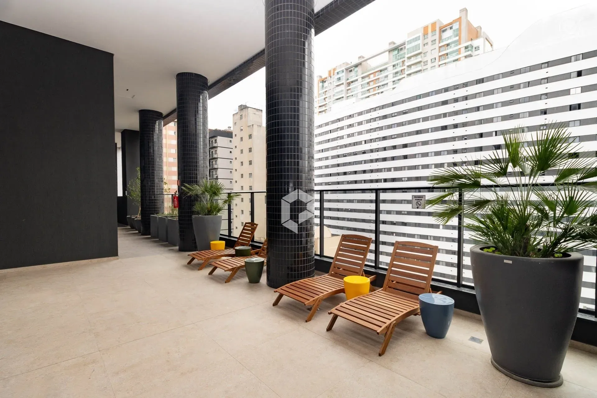 Furnished 1-bedroom apartment with open-plan kitchen — photo 42