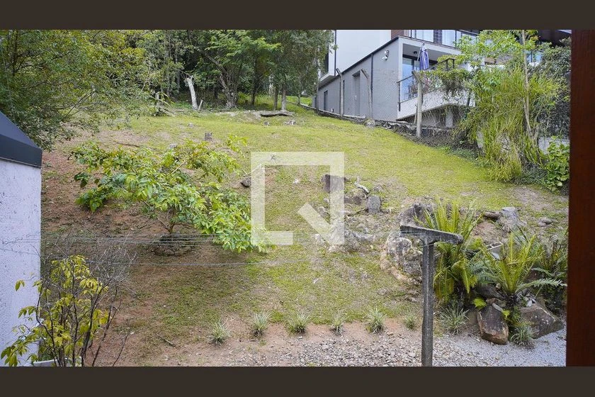 House with 4 bedrooms, balcony and private garden — photo 12