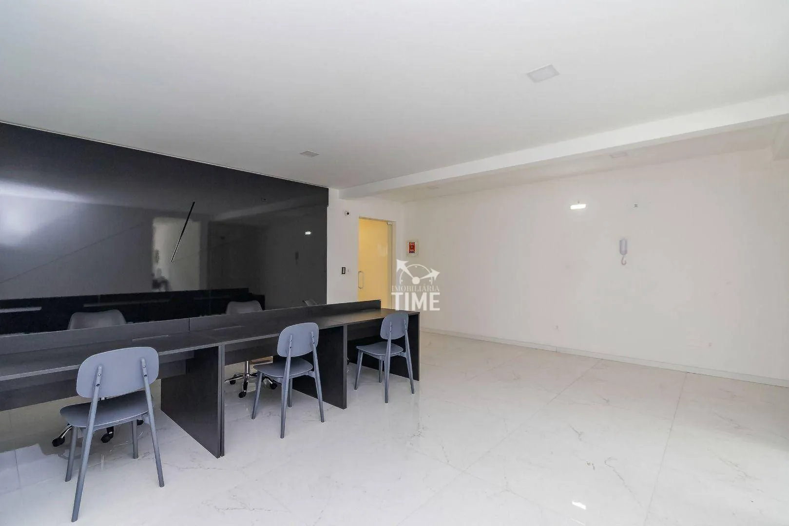 Balcony with a grill in a 3-bedroom apartment, 107 m² — photo 73