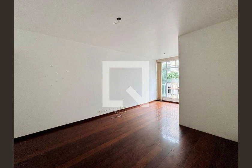 3-bedroom apartment with wood or laminate floors