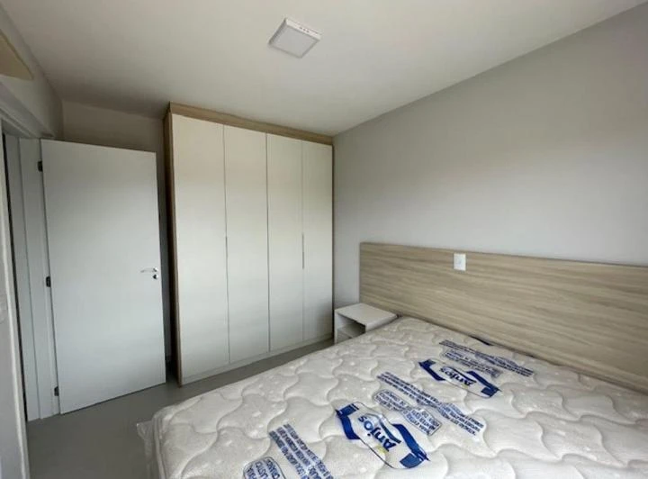 Furnished 1-bedroom apartment with open kitchen and gas stove — photo 4
