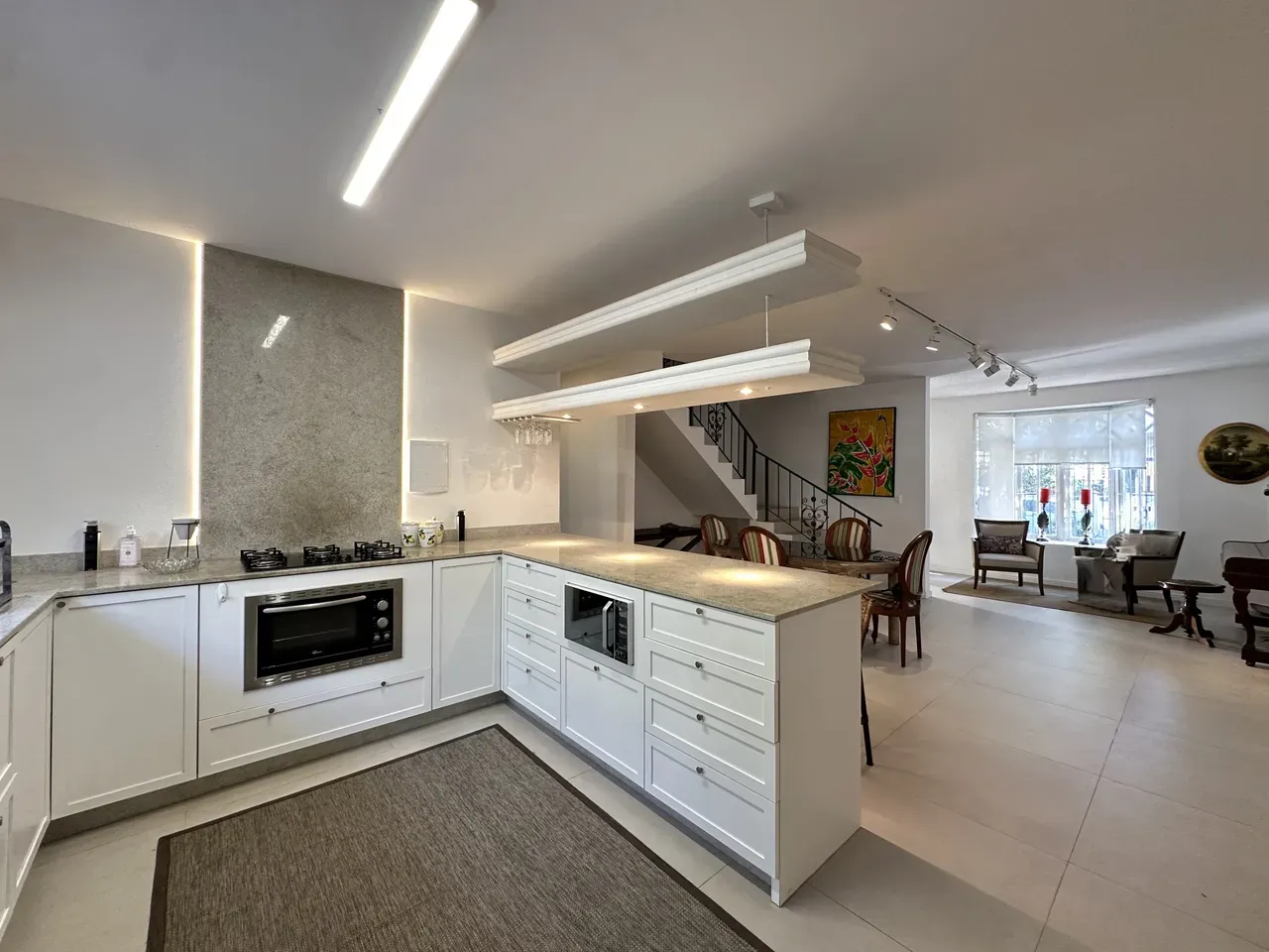 Casa de 320 m² com janelas do piso ao teto e lareira — photo 18