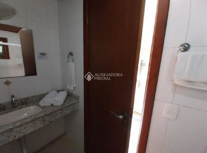 1-bedroom apartment with a compact kitchenette area — photo 8