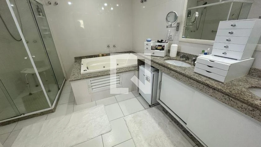 Walk-in closet in a 5-bedroom house, 250 m² — photo 22
