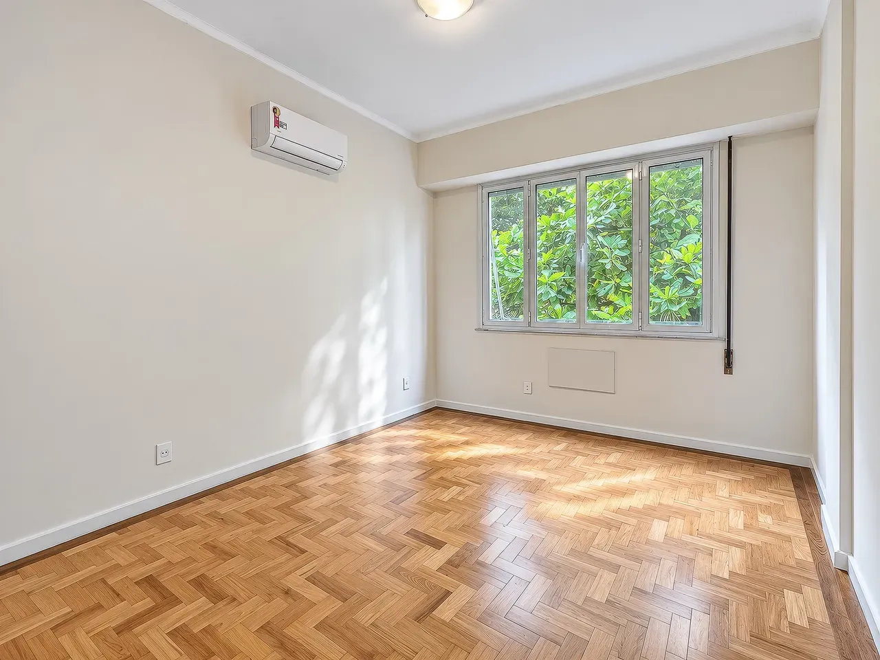Apartment on the 5th floor with wood or laminate floors — photo 3