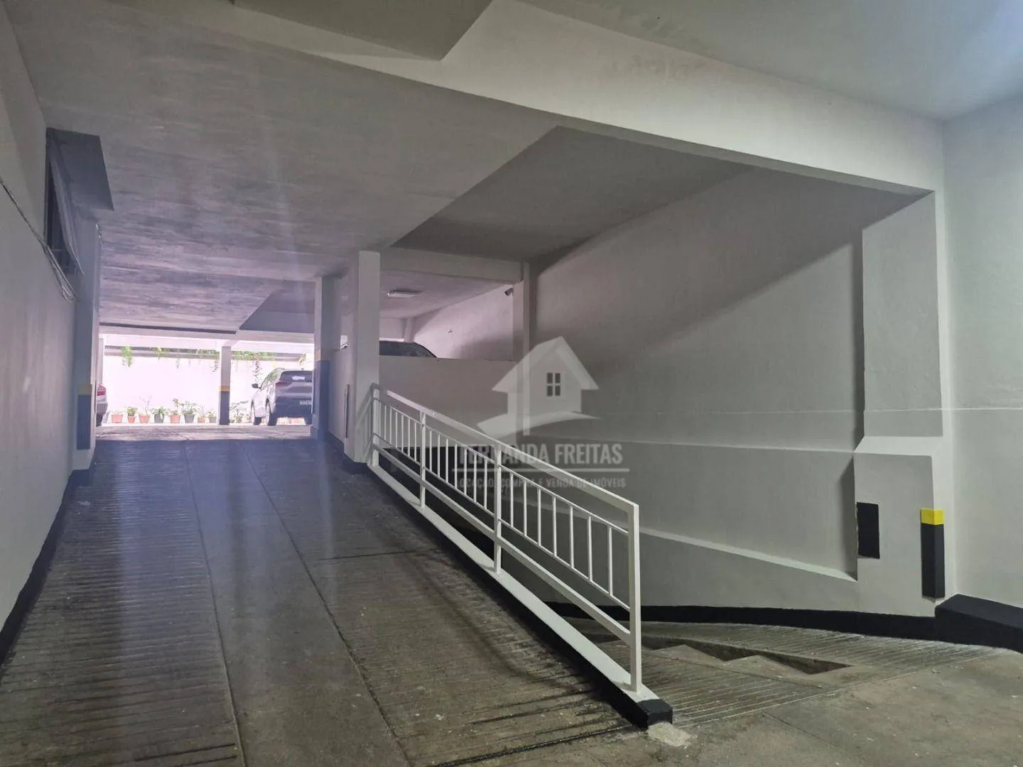 Unfurnished 3-bedroom apartment with a balcony — photo 41