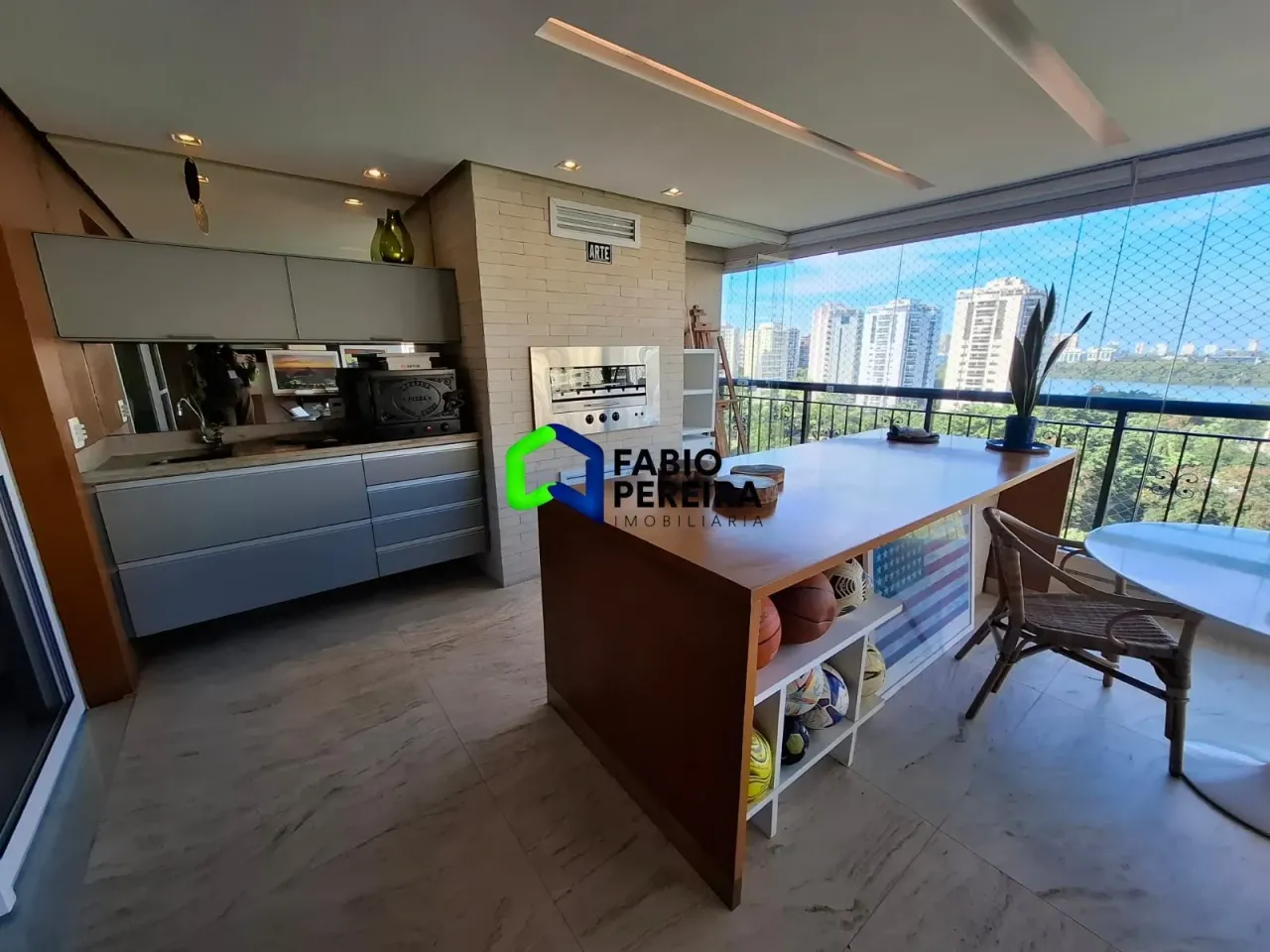 Apartment with open-plan kitchen, 3 bedrooms and 4 baths — photo 2