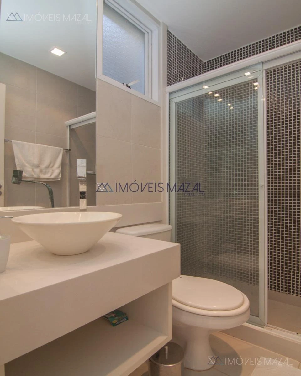 Glass-enclosed balcony in a one-bedroom apartment, 102 m² — photo 38