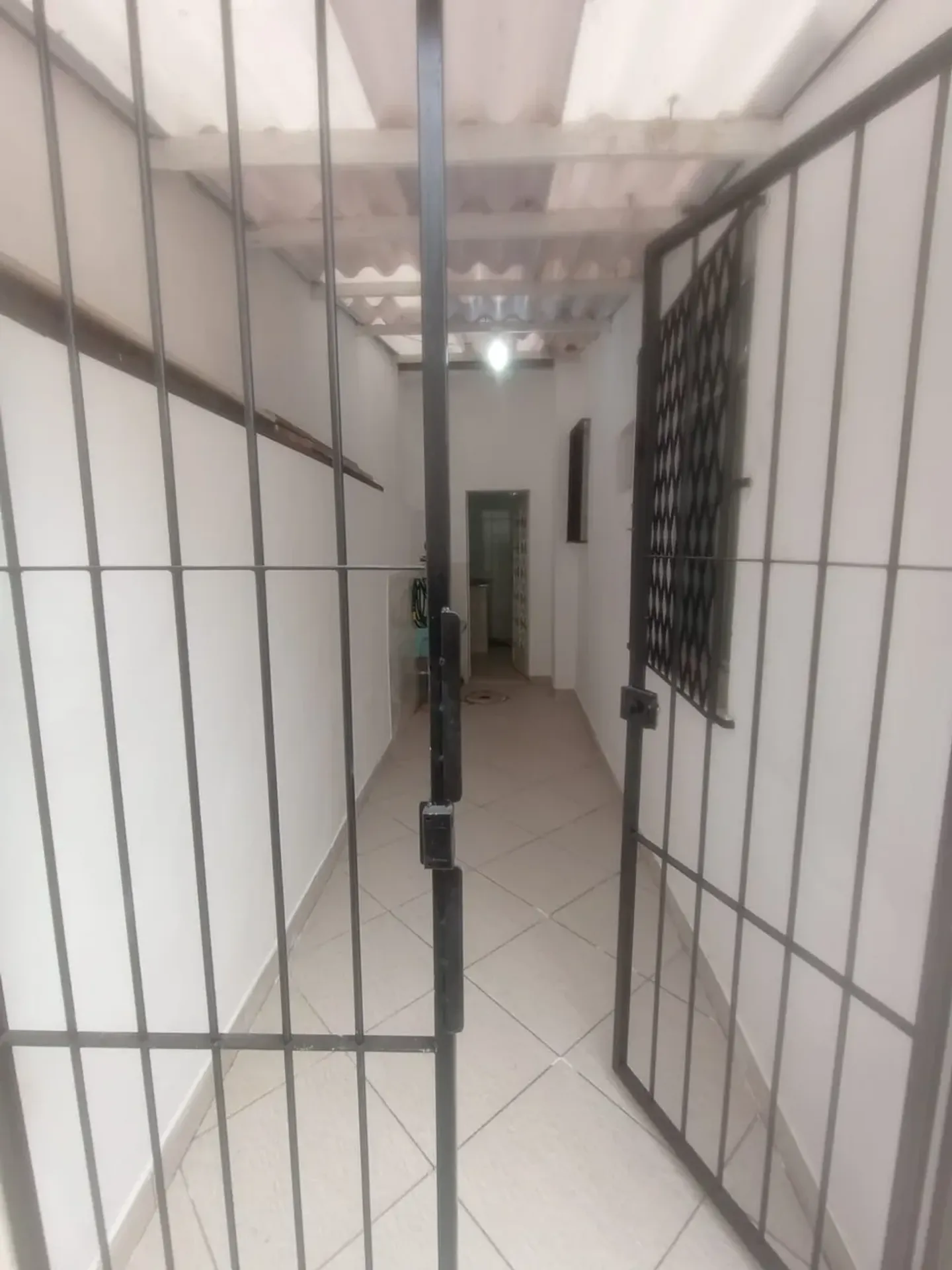 Casa de vila com 2 quartos e banheiro com box de vidro — photo 22
