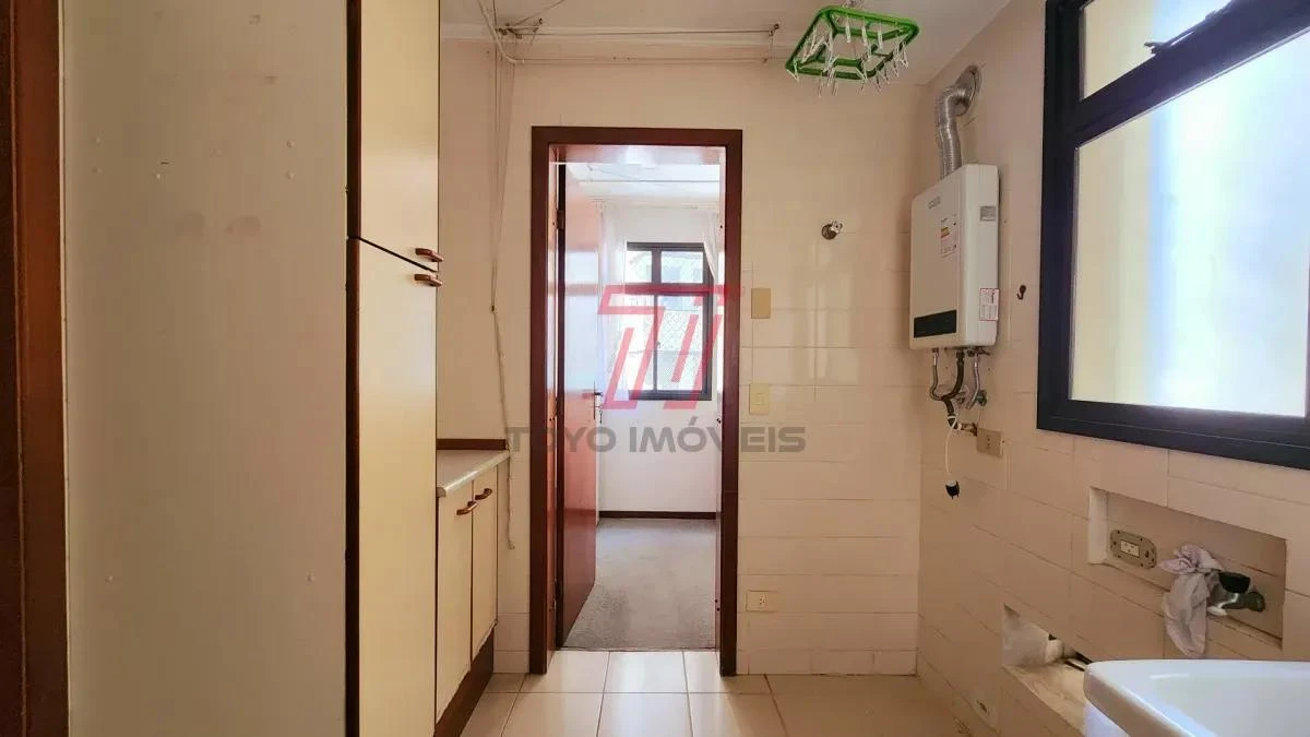 3-bedroom apartment with a bathtub in Curitiba — photo 21