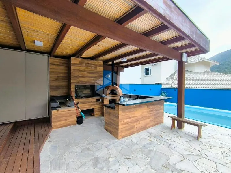 4-bedroom house with floor-to-ceiling windows — photo 2