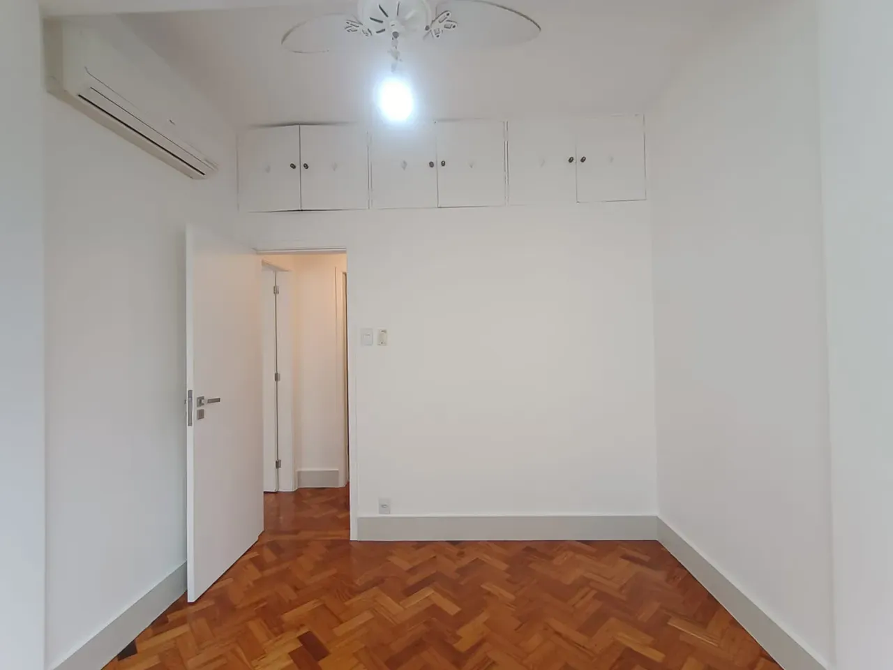 Apartment on the 6th floor with wood or laminate floors — photo 4
