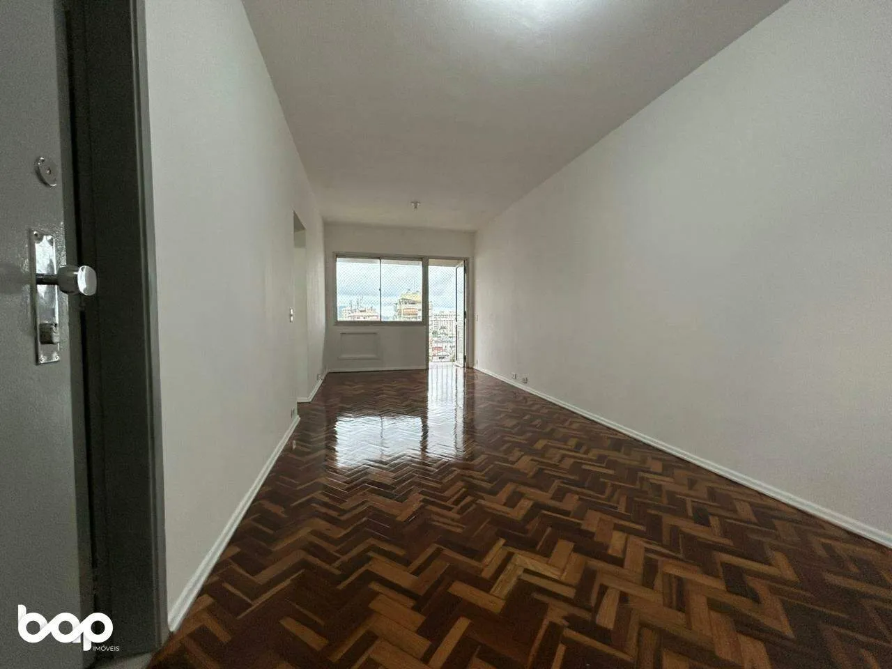 Apartment with a fitted kitchen and a balcony — photo 4