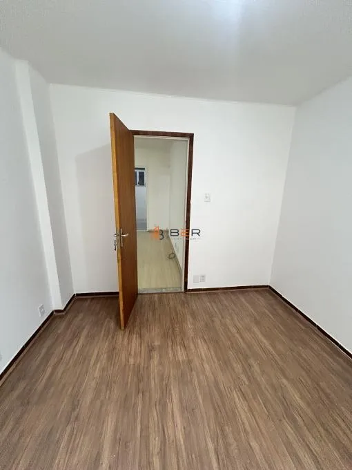 3-bedroom apartment with wood or laminate floors — photo 5
