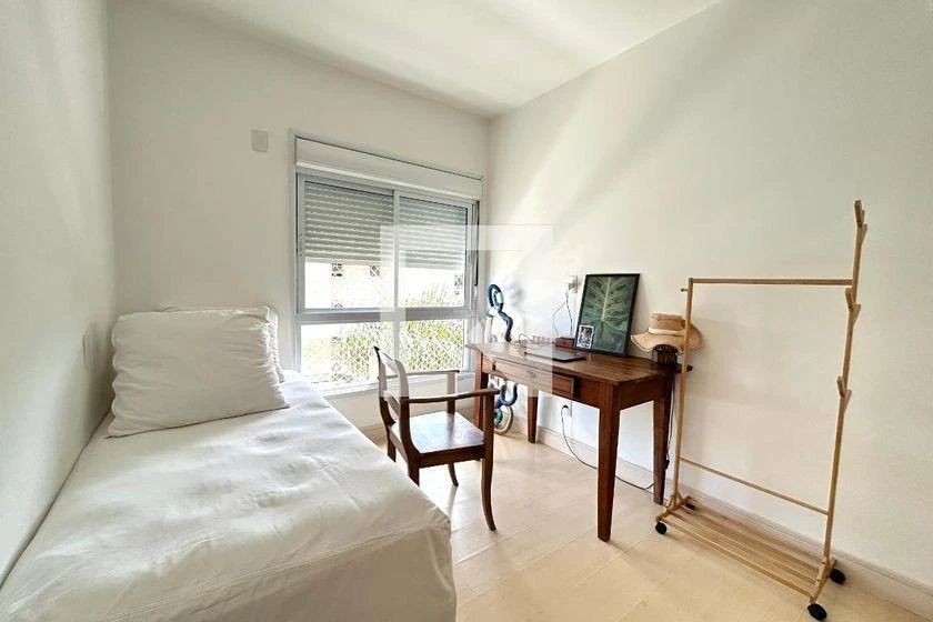 Furnished apartment, 196 m², with a glass-enclosed balcony — photo 30