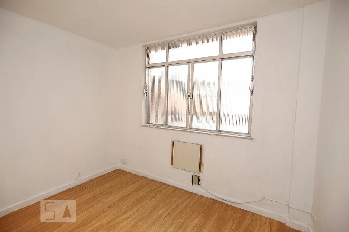 Wood or laminate floors in a 3-bedroom apartment, 88 m² — photo 9