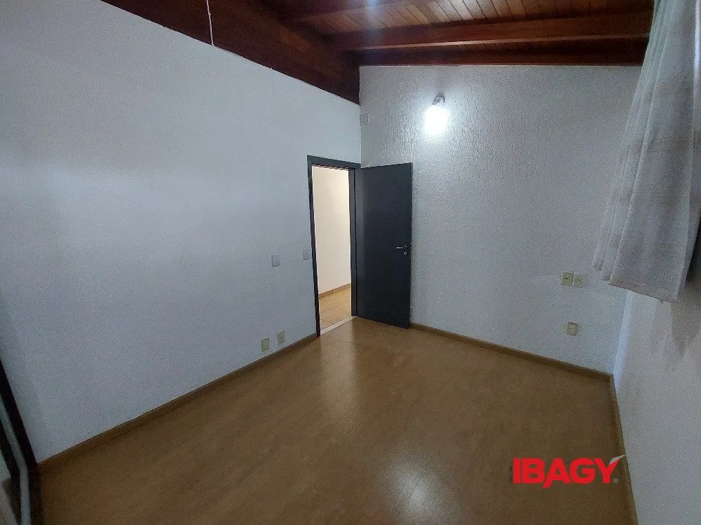 3-bedroom house with gas stove kitchen and fitted cabinets — photo 12