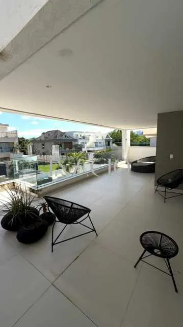4-bedroom house with floor-to-ceiling windows