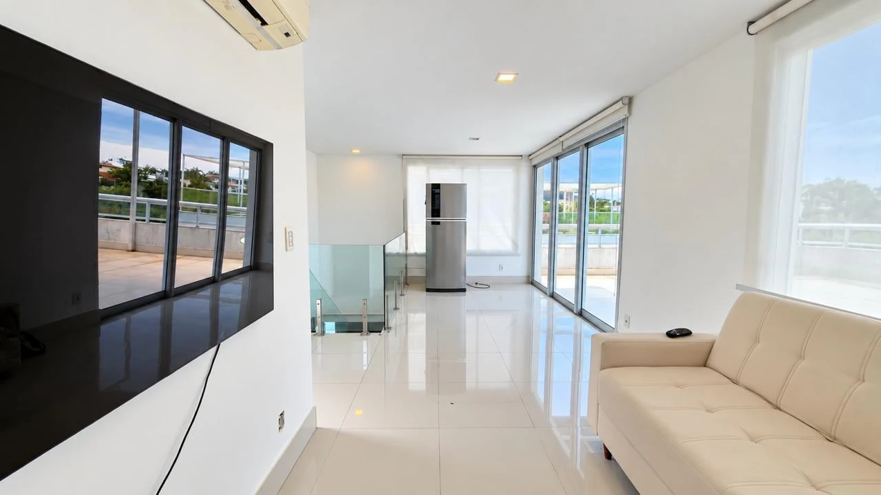 4-bedroom house with floor-to-ceiling windows — photo 22
