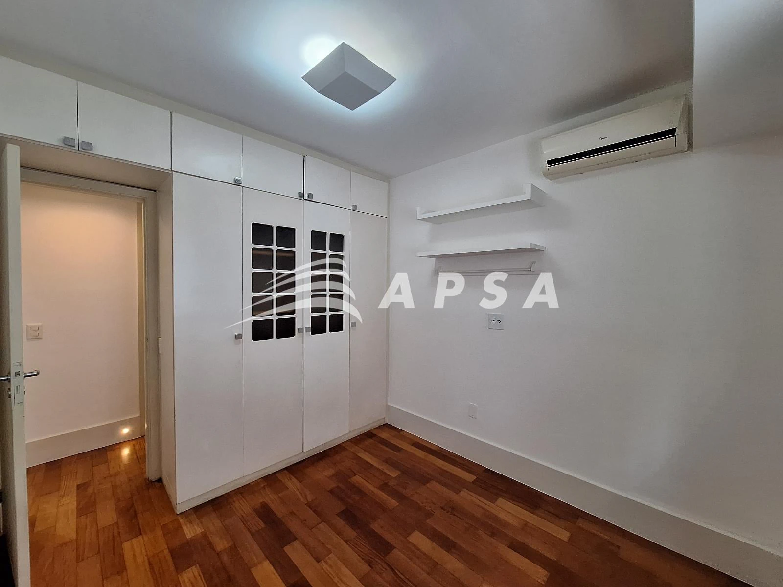 Balcony with a grill in a 2-bedroom apartment, 98 m² — photo 13