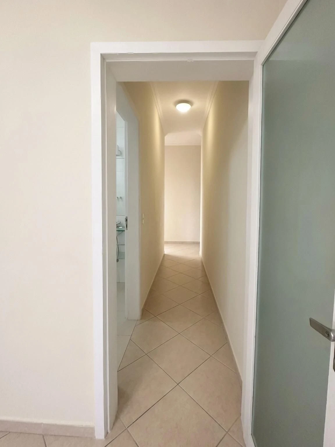 Bathtub in a 4-bedroom house, 330 m² — photo 26