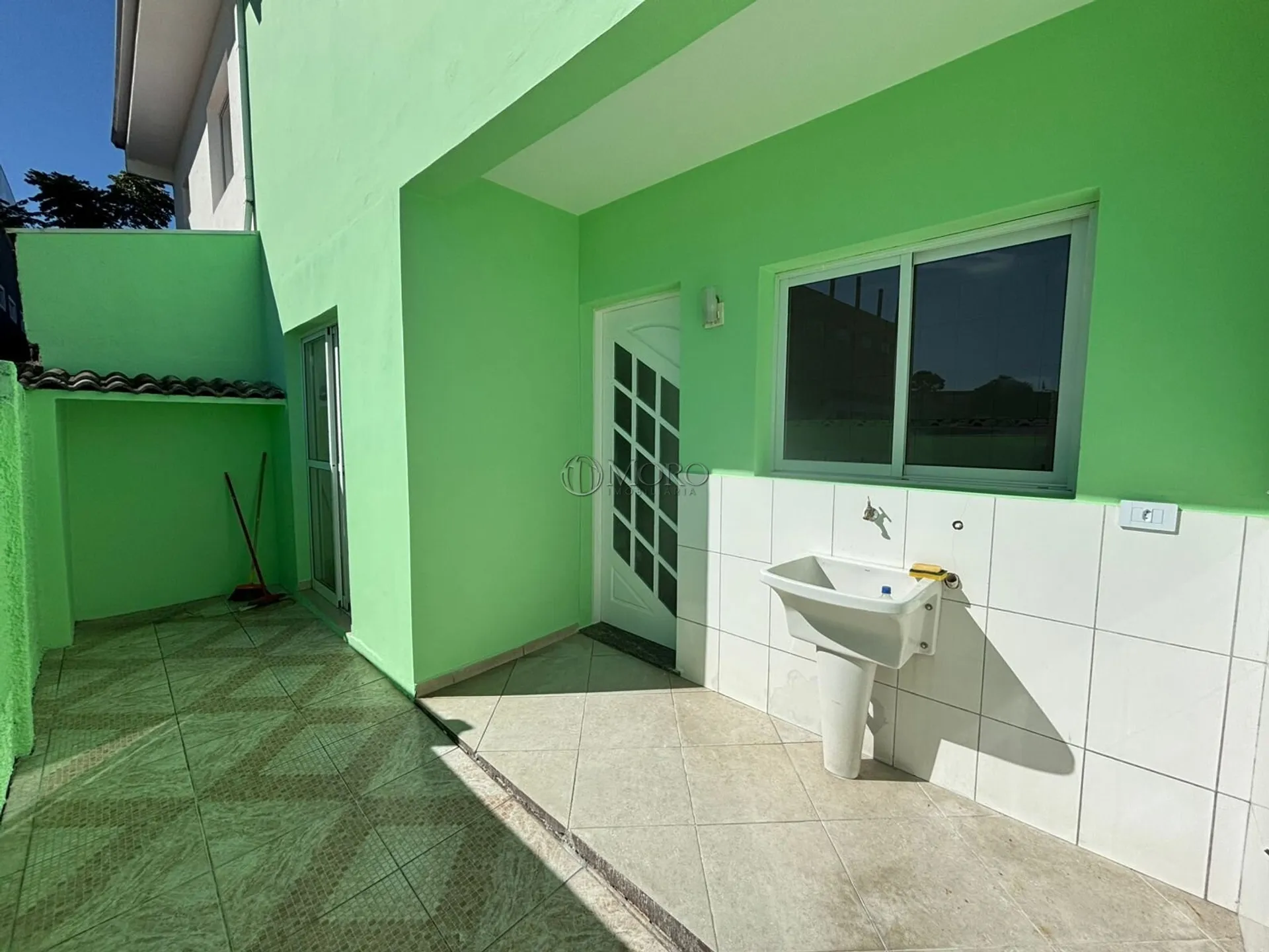 Townhouse with a closed kitchen and 3 bedrooms — photo 33