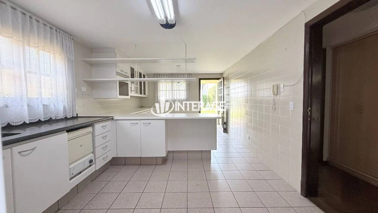 3-bedroom house with a bathtub — photo 2