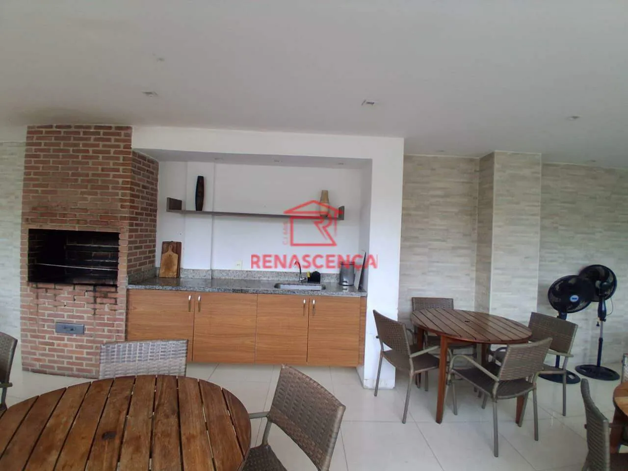 Apartamento de 2 dormitorios con vistas a la ciudad y montañas — photo 26