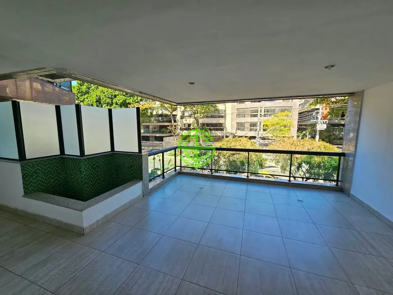 Apartamento com 3 quartos, 4 banheiros e cozinha fechada — photo 4